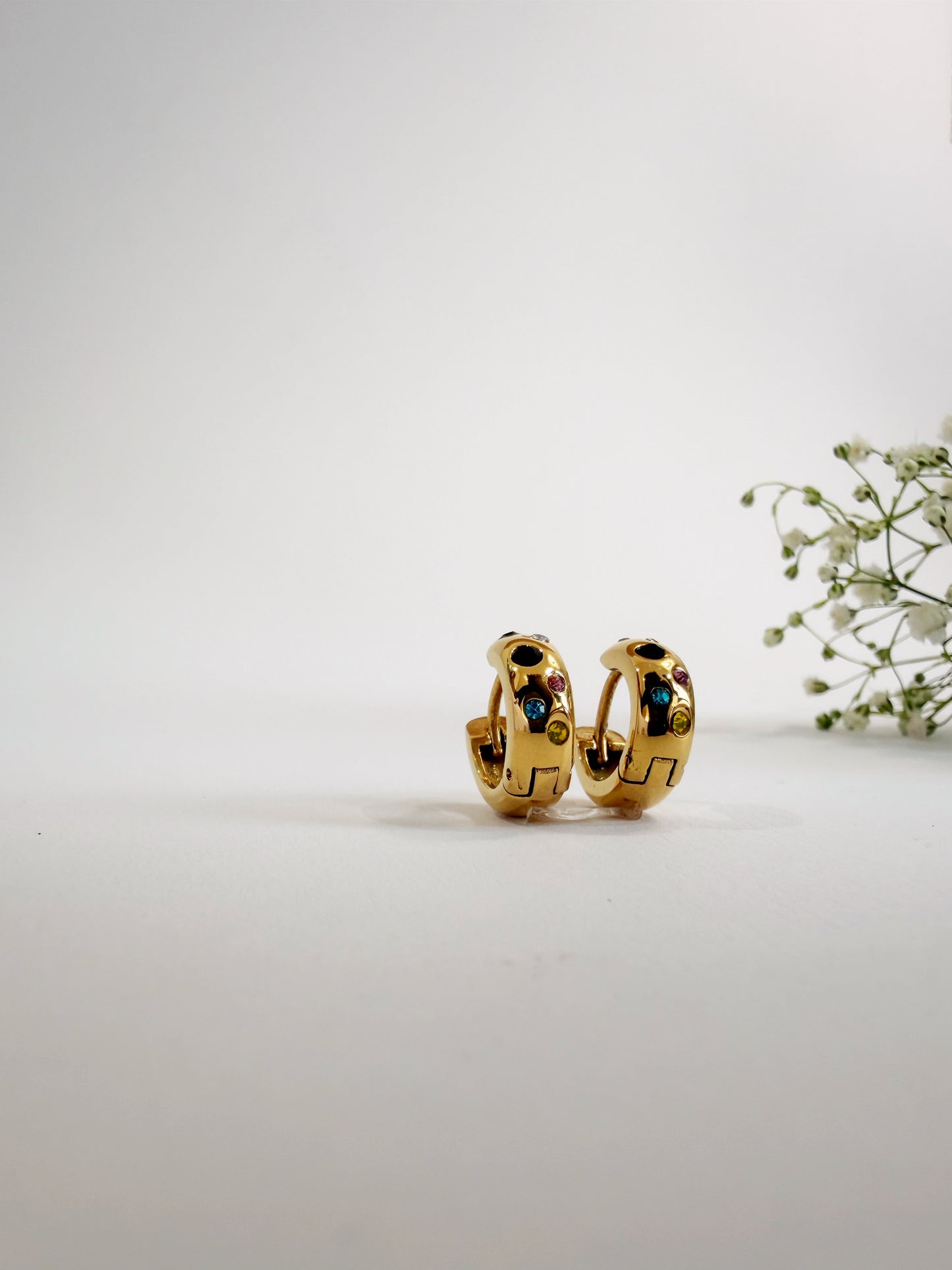 Confetti Ohrringe 18K vergoldet getragen am Ohr