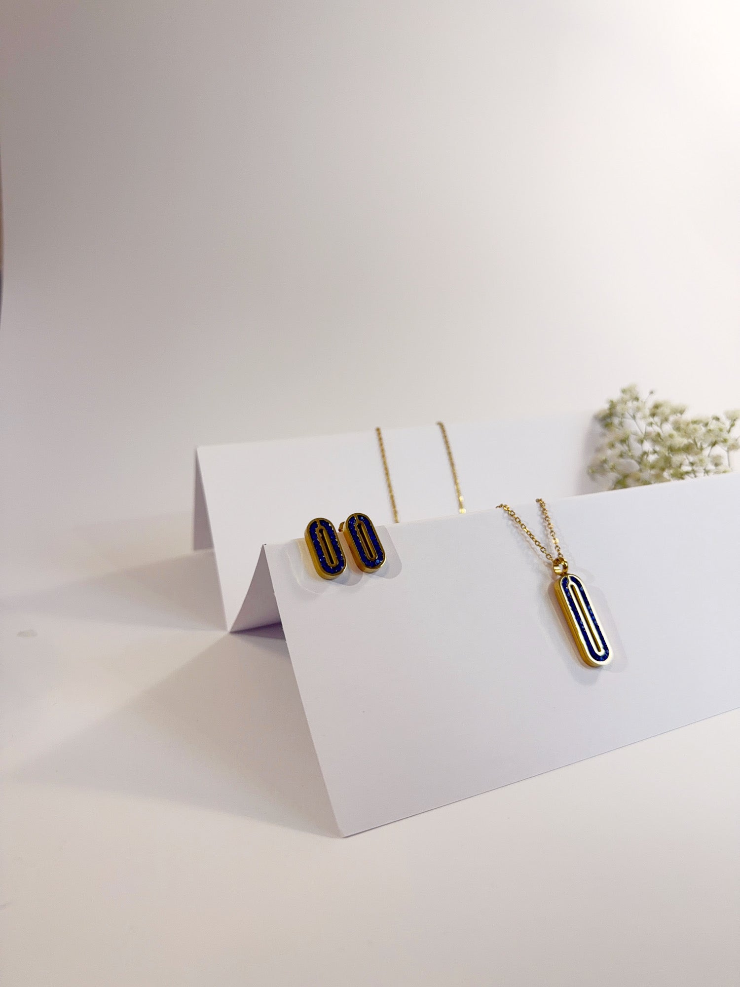 Sapphire Kette und Ohrringe Set Komplettansicht