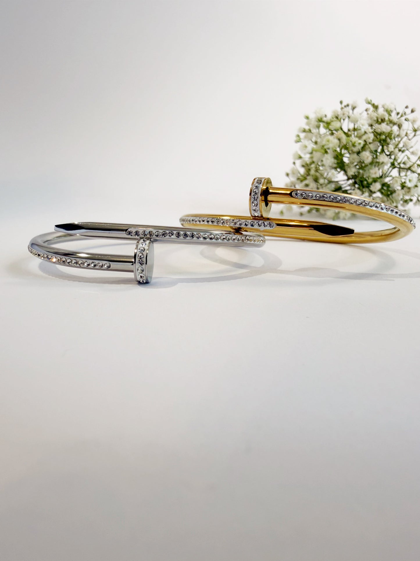 Flora Luxe Armreif 18K vergoldet getragen am Handgelenk