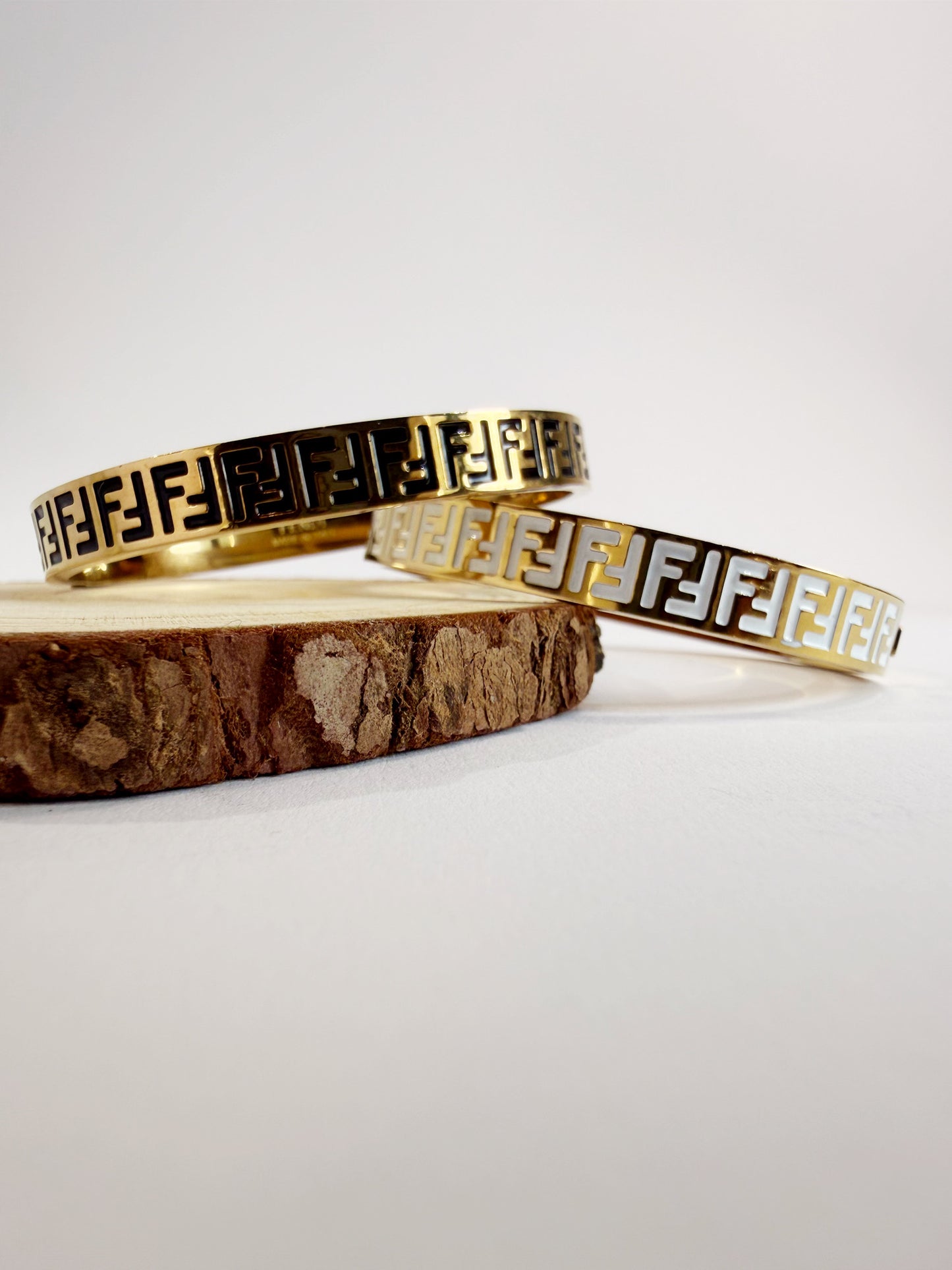 Eleganter Armreif mit Muster Freesia Detailansicht