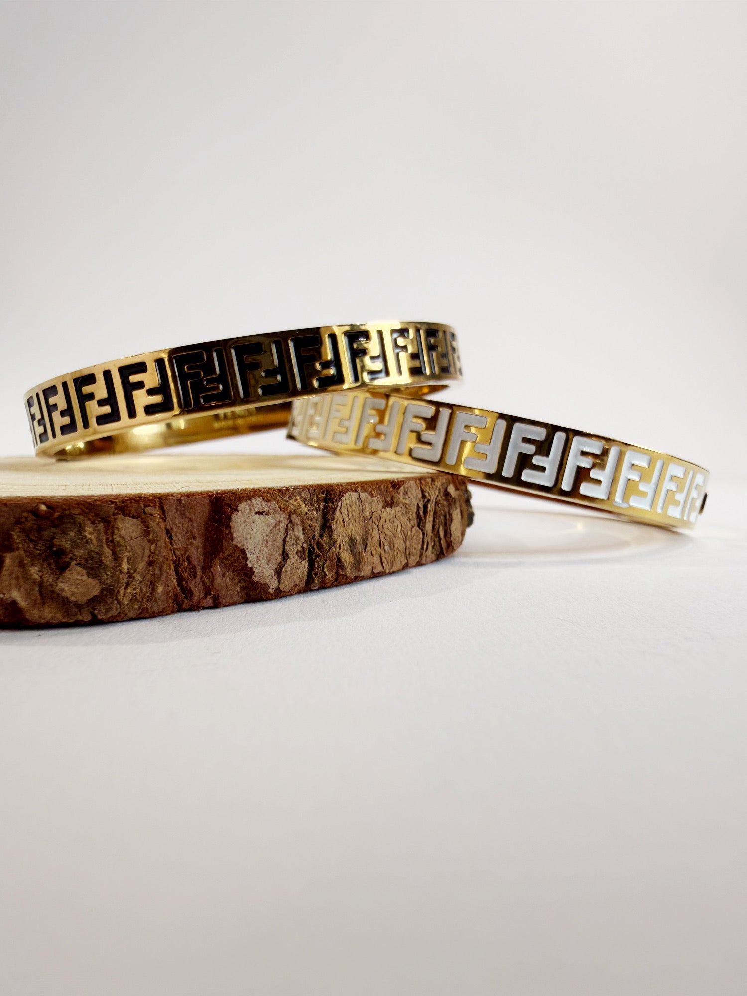 Eleganter Armreif mit Muster Freesia Detailansicht