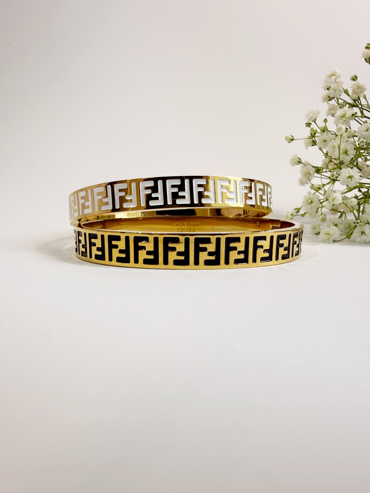 Eleganter Armreif mit Muster Freesia Seitenansicht