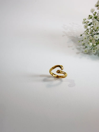 Embrace Gold Ring Frontansicht