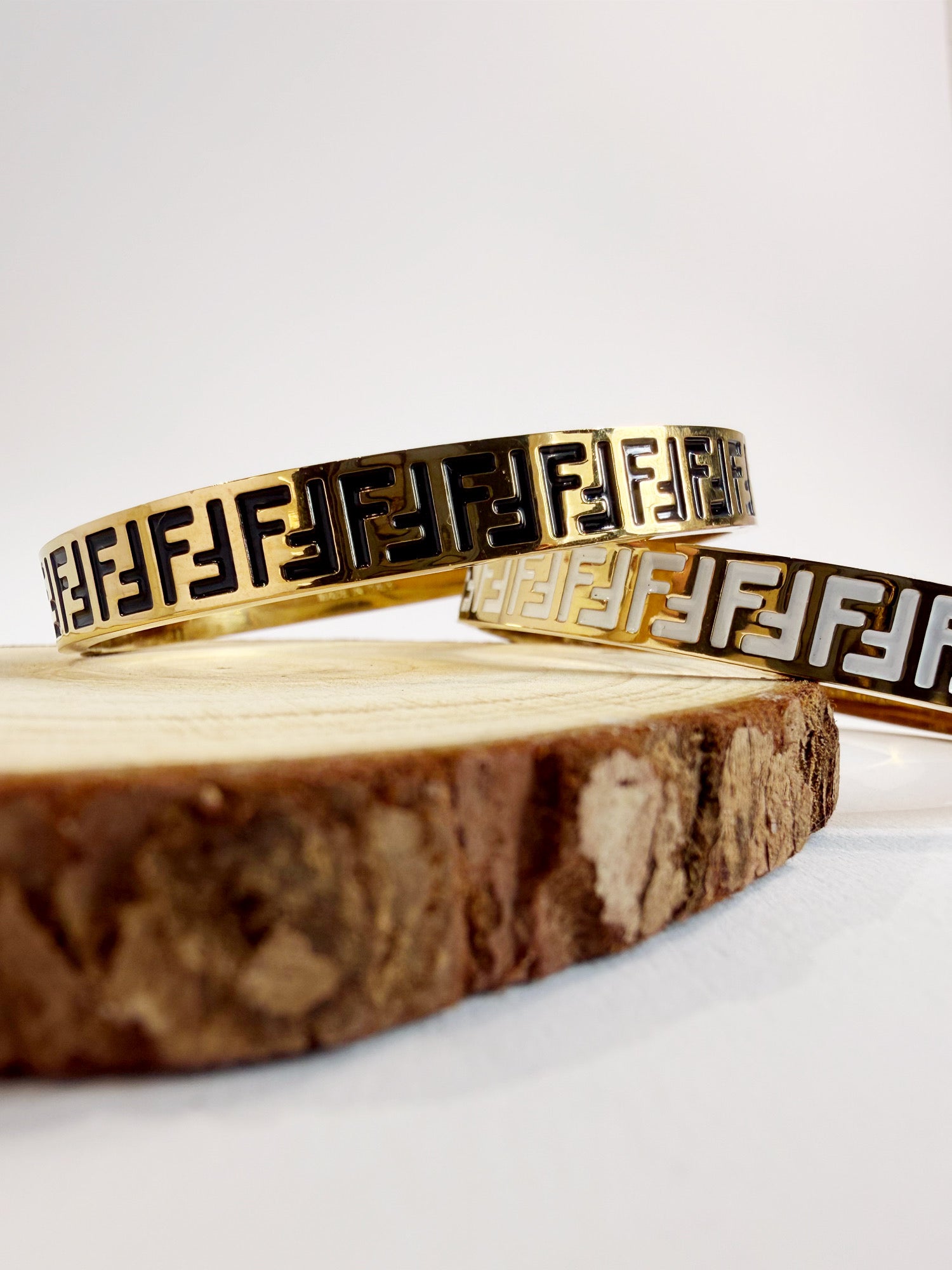 Armreif mit Muster Freesia Nahaufnahme