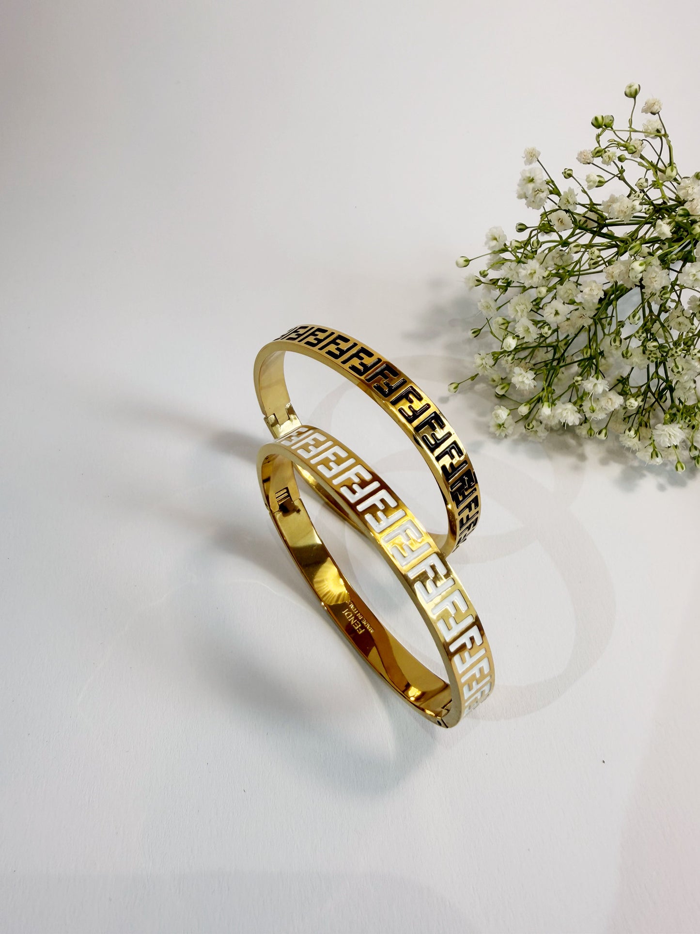 Eleganter Armreif mit Muster Freesia Frontansicht