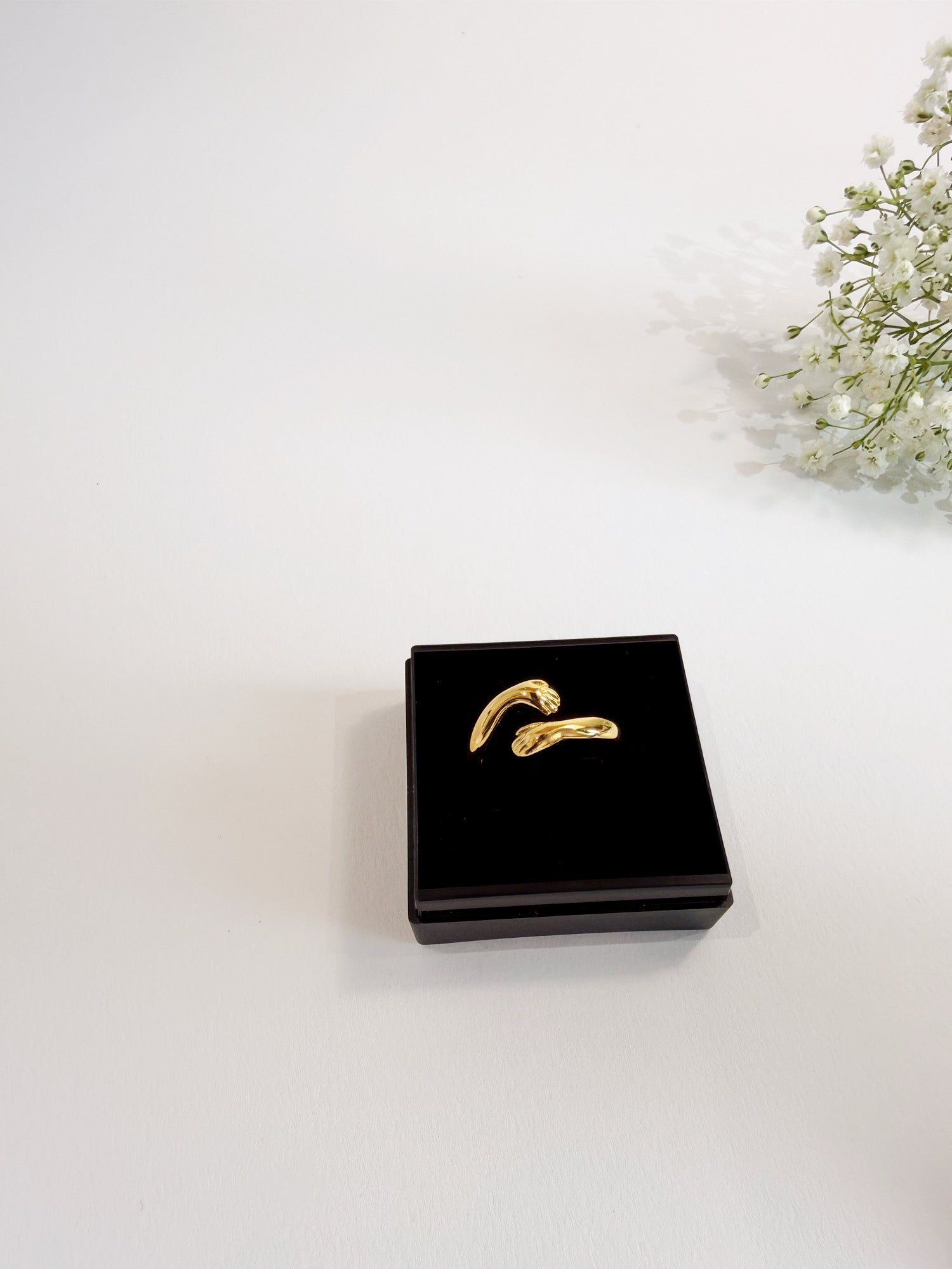 Embrace Gold Ring Detailansicht