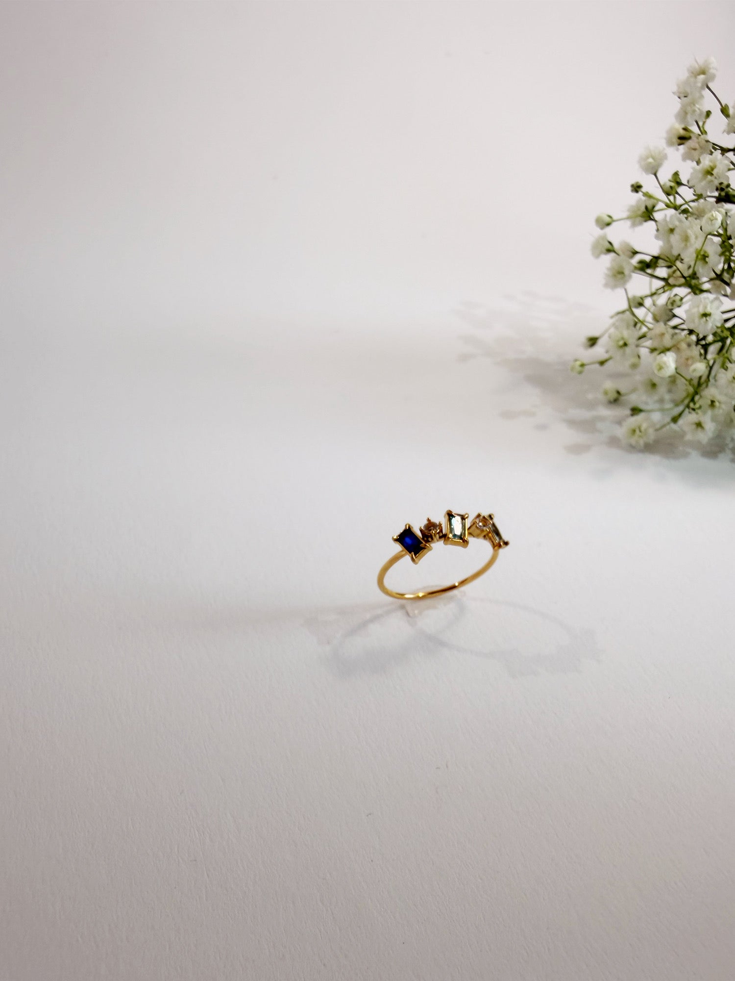 Trio Ring Frontansicht auf weißem Hintergrund