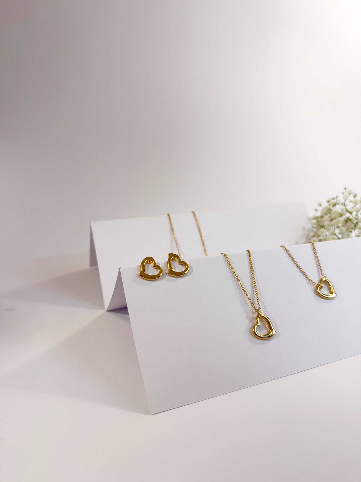 Amore Kette Armband und Ohrringe Set 18K vergoldet Komplettansicht