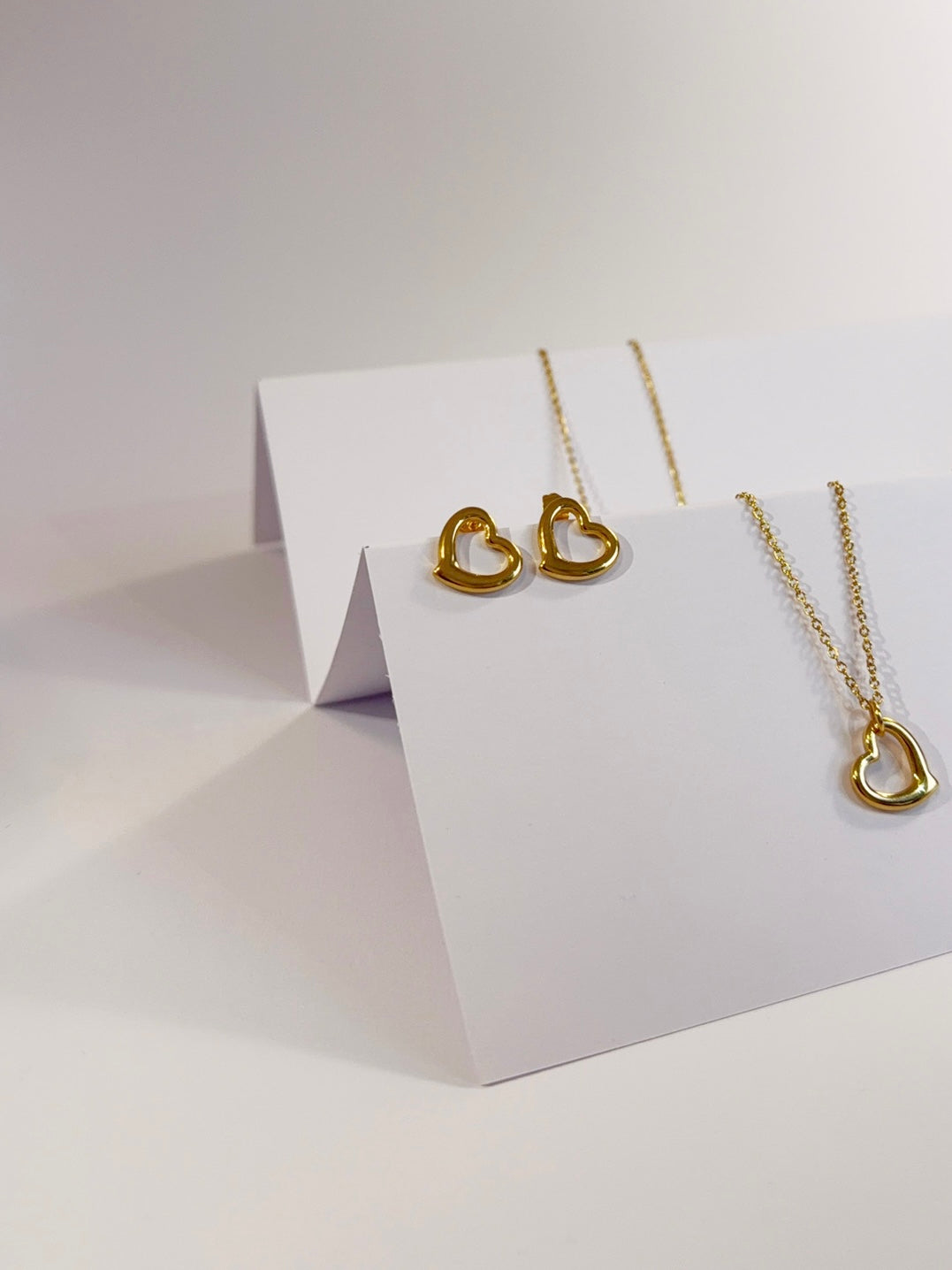 Amore Kette Armband und Ohrringe Set 18K vergoldet Detailansicht