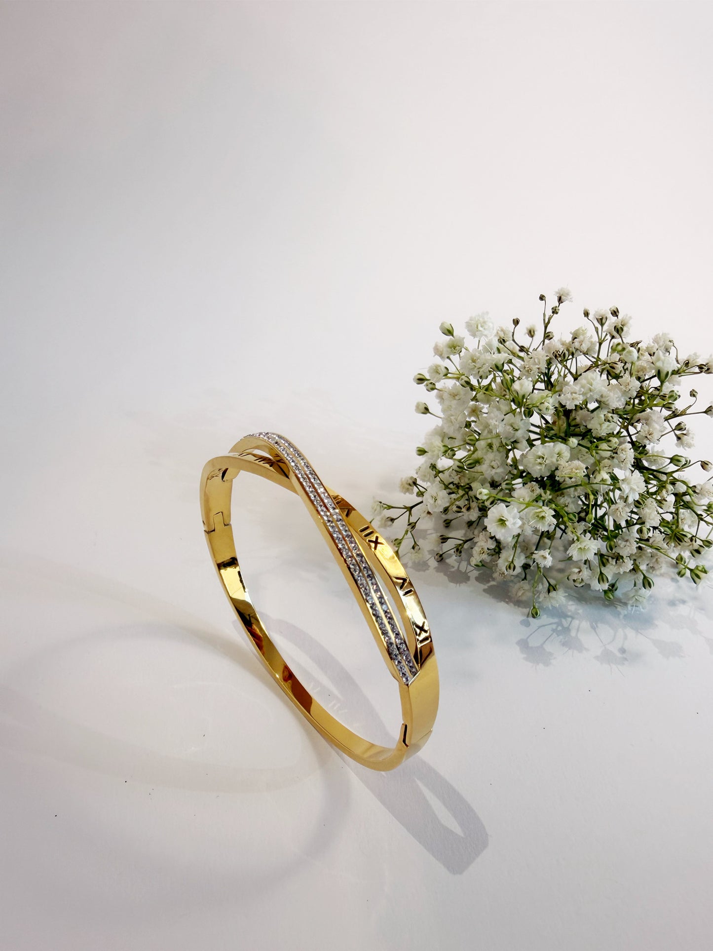 Infinity Armreif 18K vergoldet Detailansicht